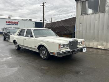  Salvage Lincoln Towncar