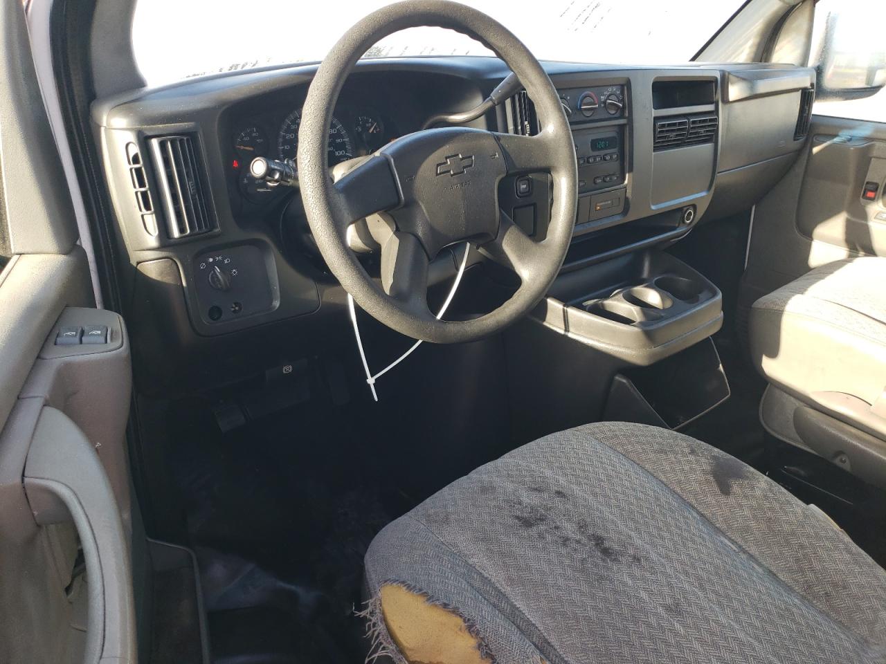 Chevrolet Express Image 13