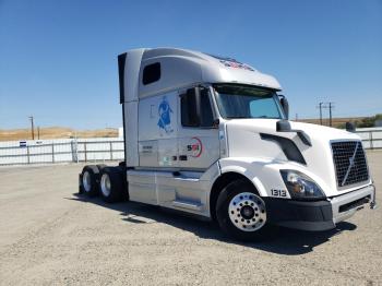  Salvage Volvo Vn