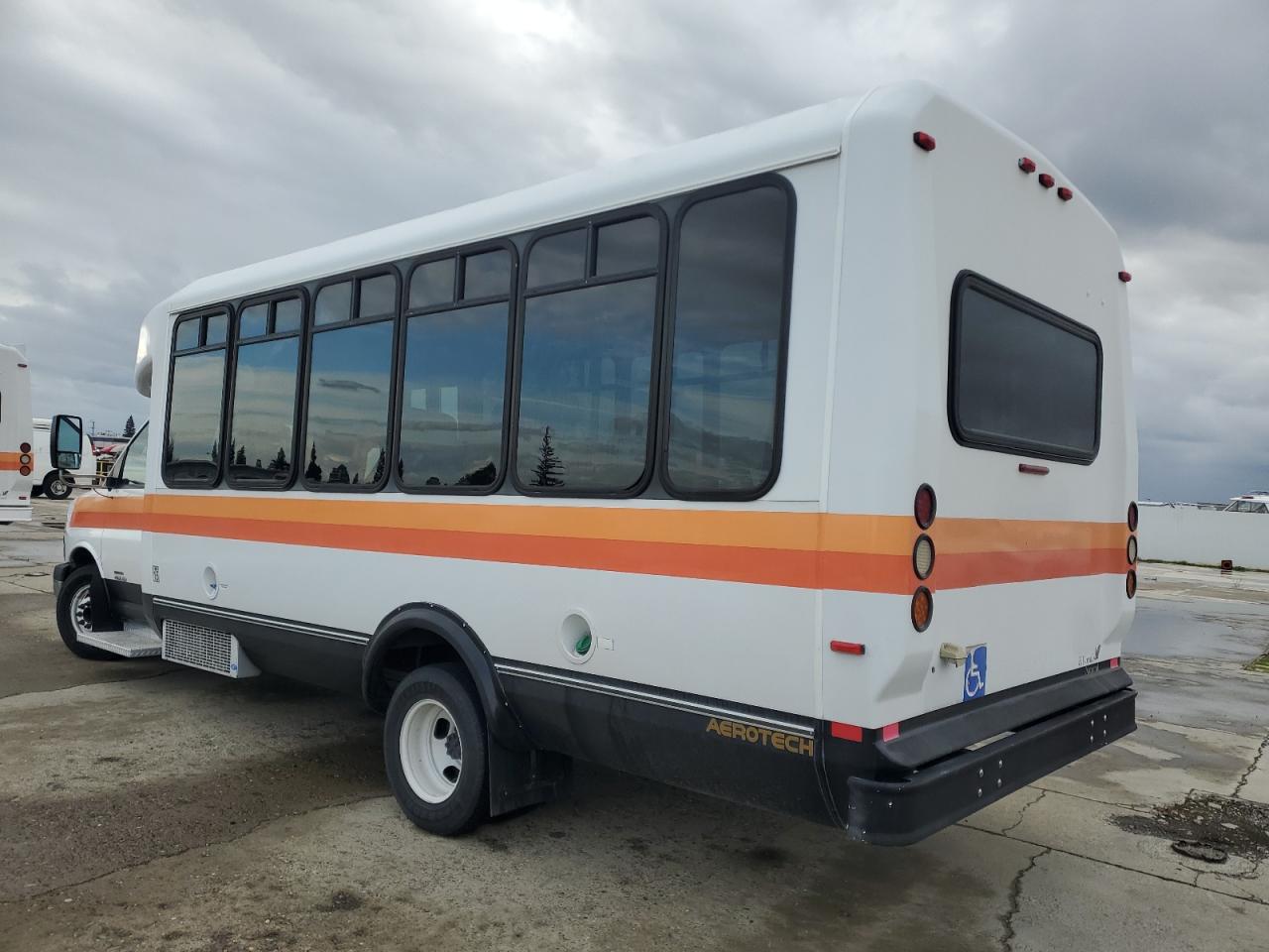 Chevrolet Express Image 6