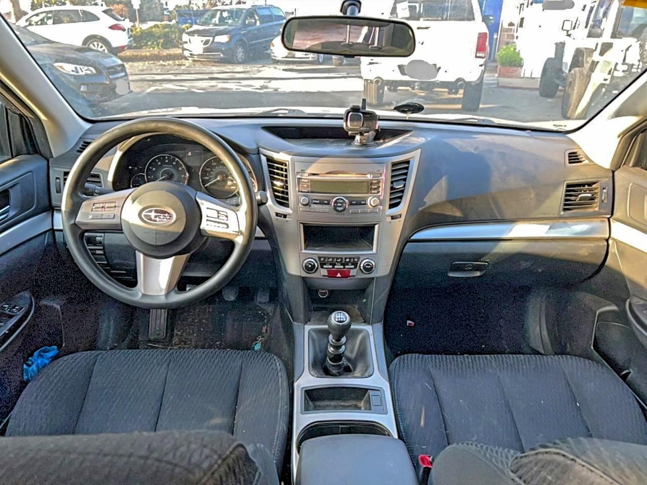 Subaru Outback 2.5i Image 10