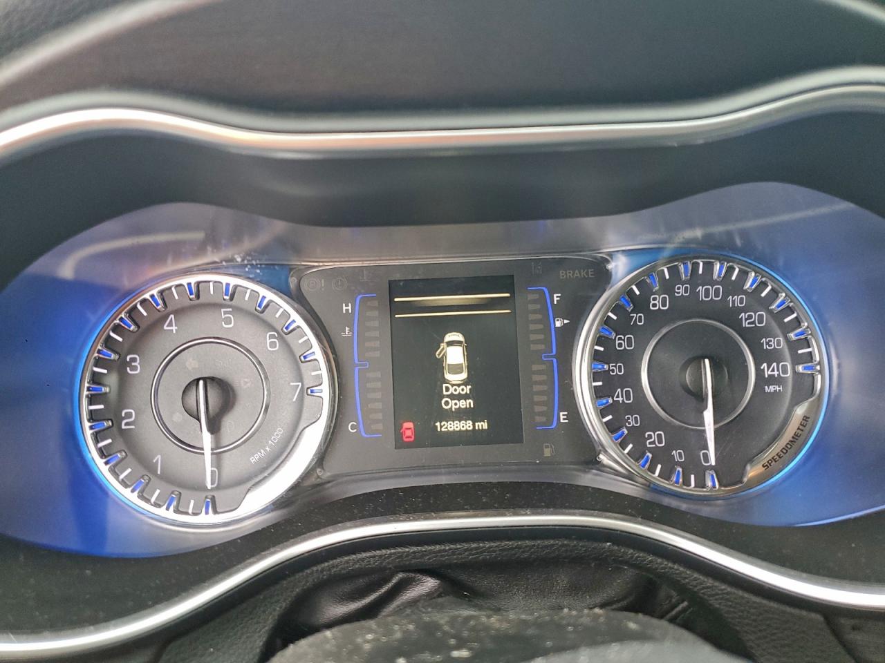 Chrysler 200 Limited Image 2