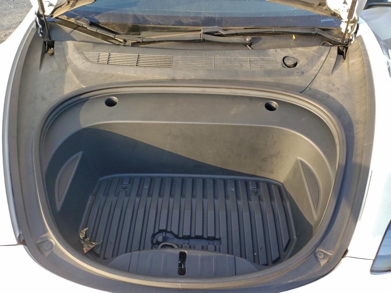 Tesla Model 3 Image 9