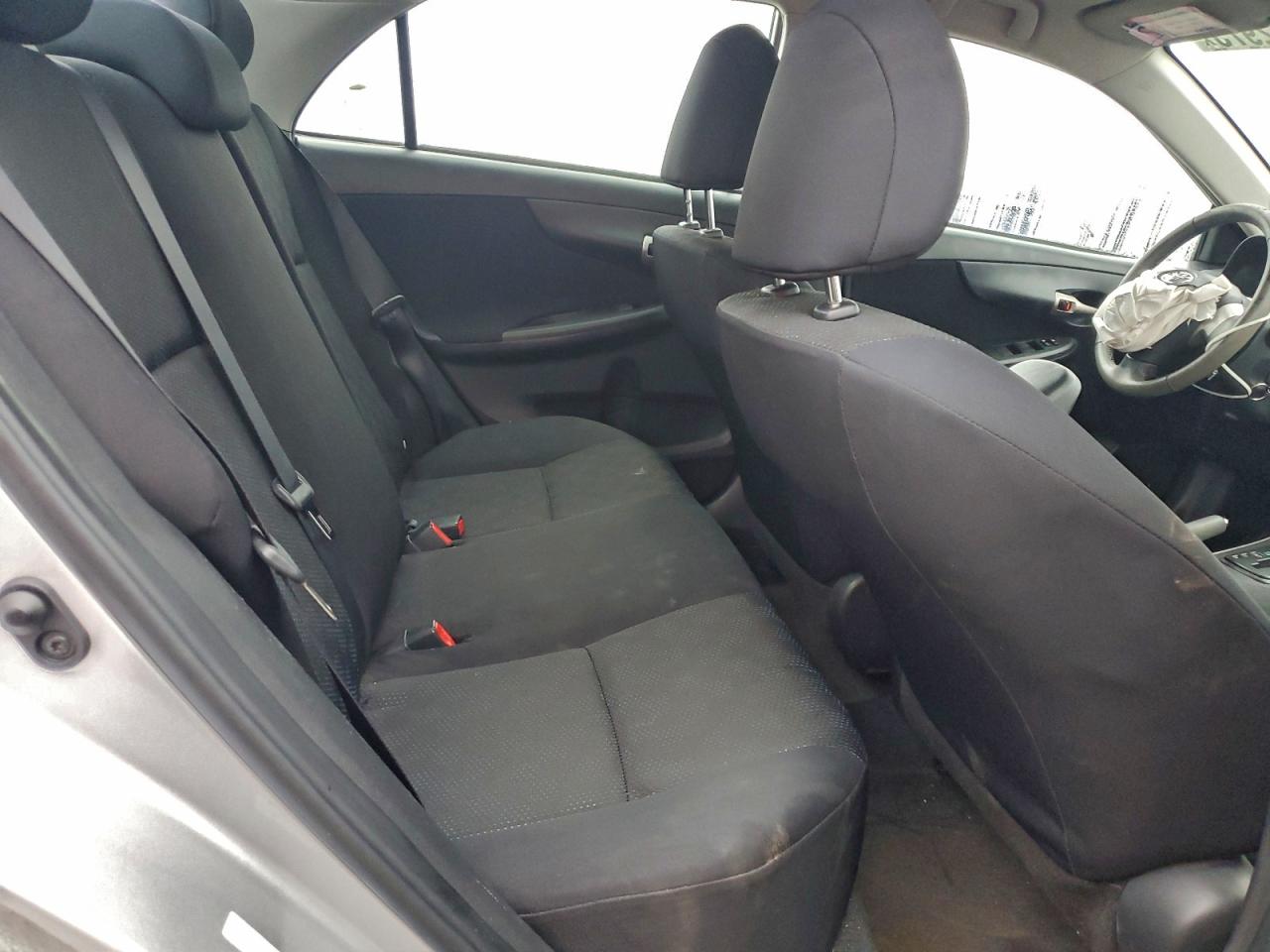 Toyota Corolla Base Image 9