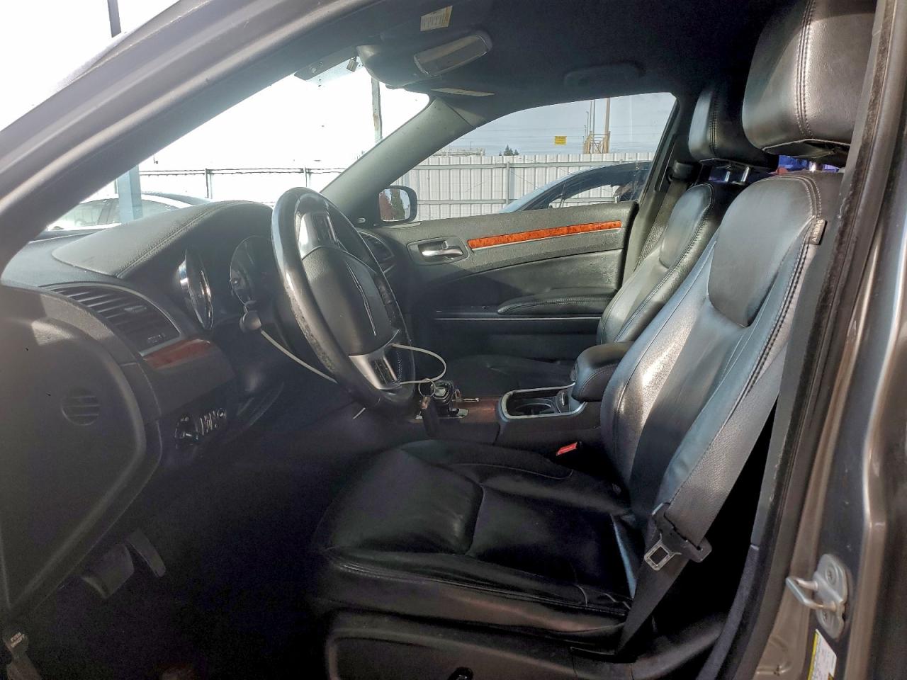 Chrysler 300 Limited Image 4