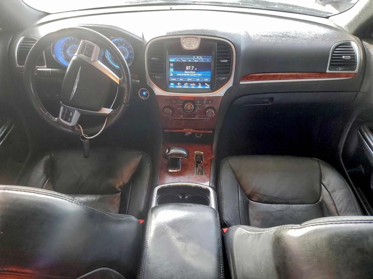 Chrysler 300 Limited Image 8