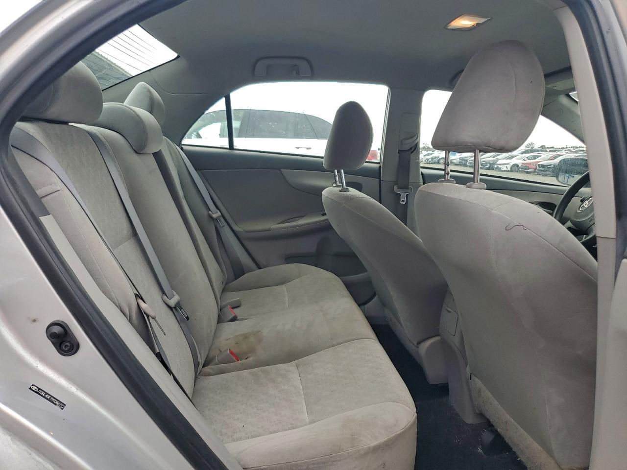 Toyota Corolla Base Image 9