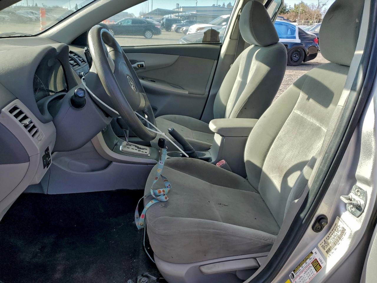 Toyota Corolla Base Image 8