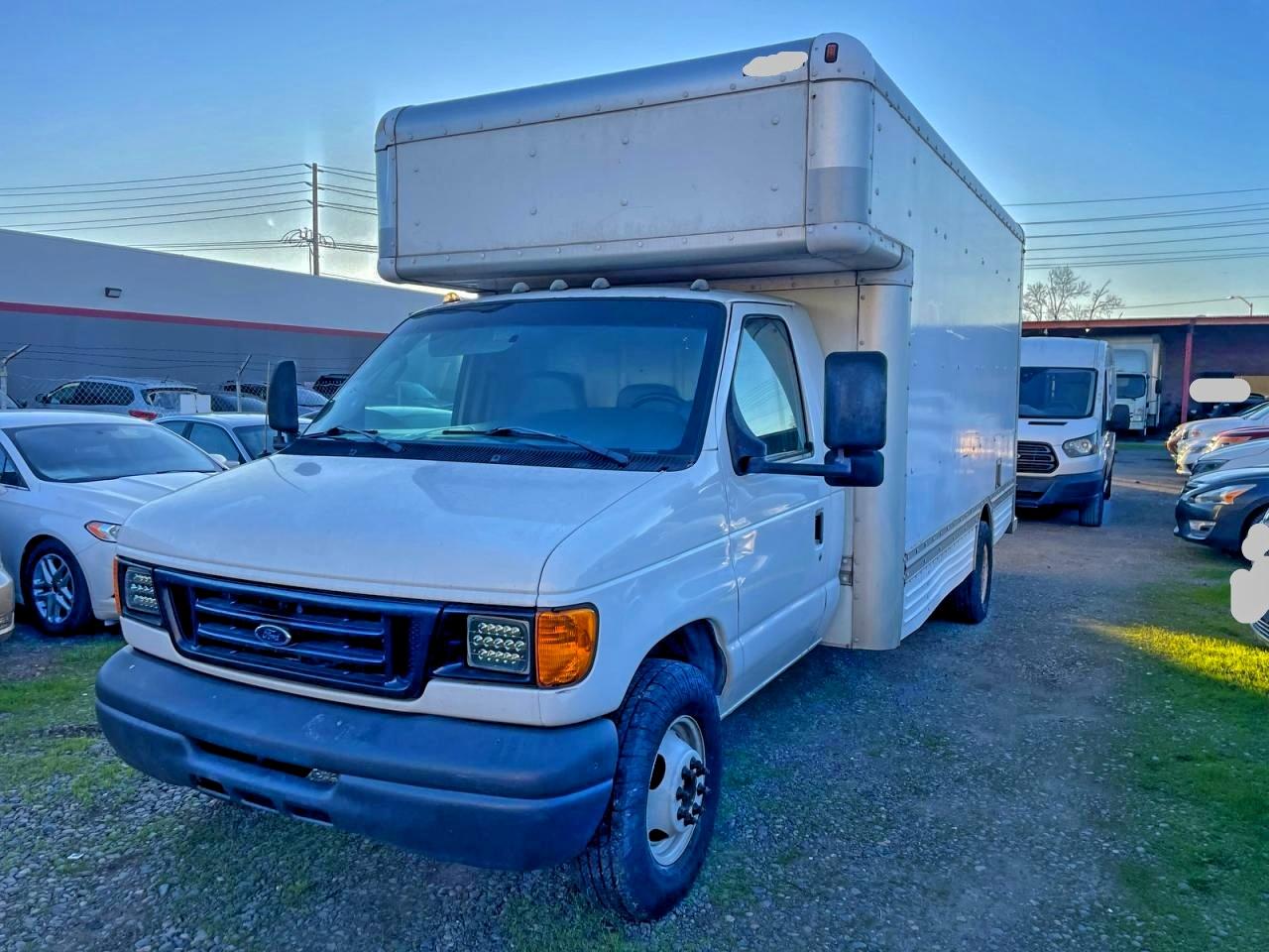 Ford Econoline E450 Super Duty Cutaway Van Image 2