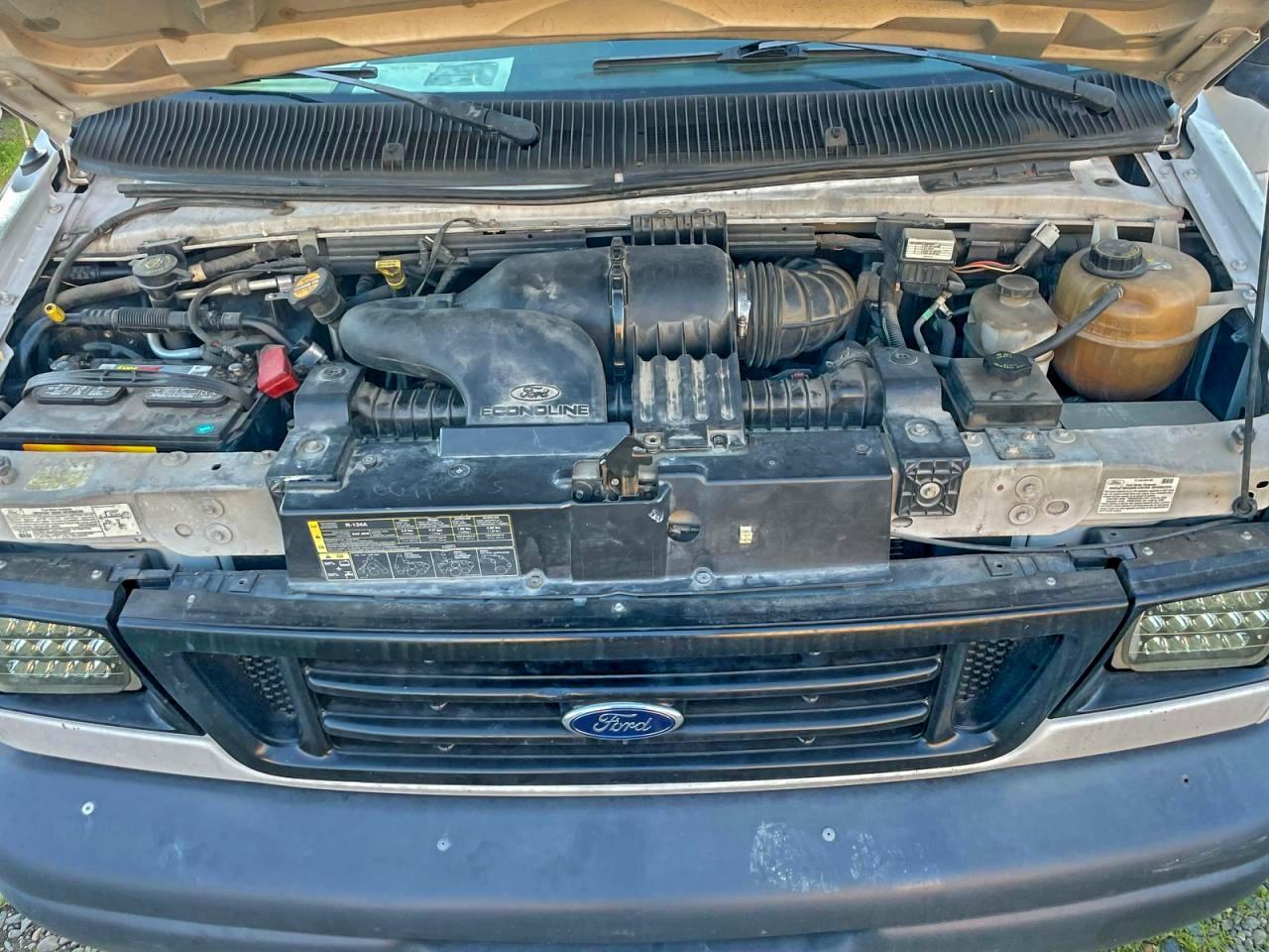 Ford Econoline E450 Super Duty Cutaway Van Image 9