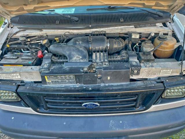 Ford Econoline E450 Super Duty Cutaway Van Image 9