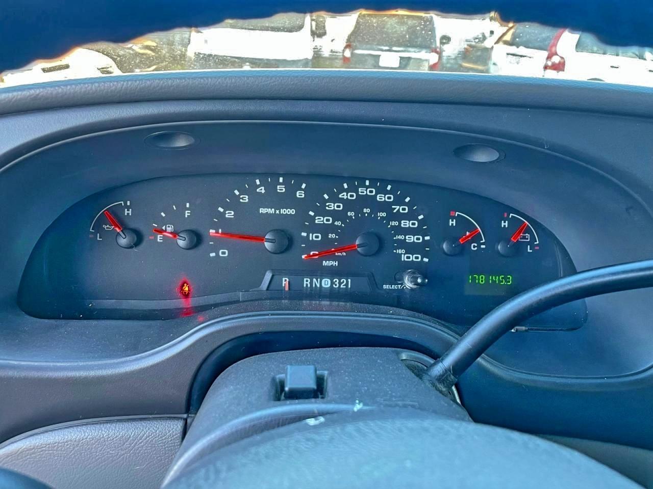 Ford Econoline E450 Super Duty Cutaway Van Image 5