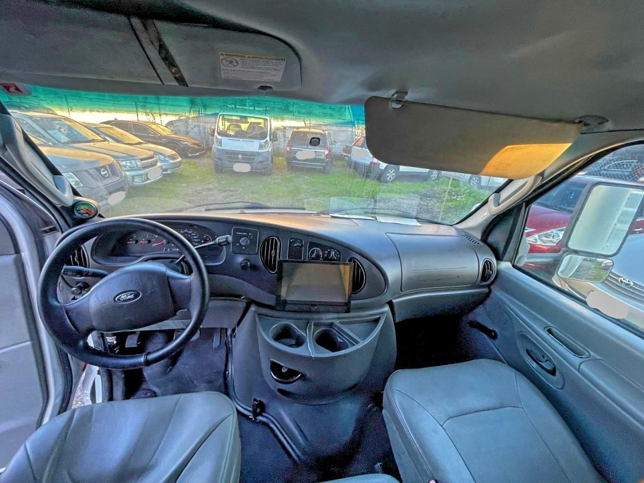 Ford Econoline E450 Super Duty Cutaway Van Image 10