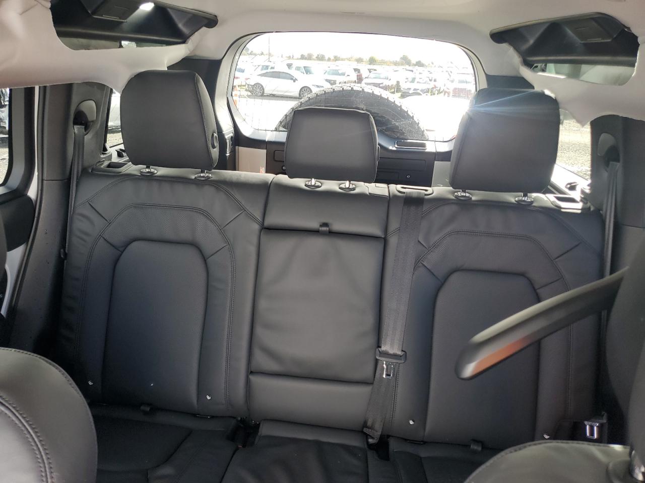 Land Rover Defender 110 S Image 9