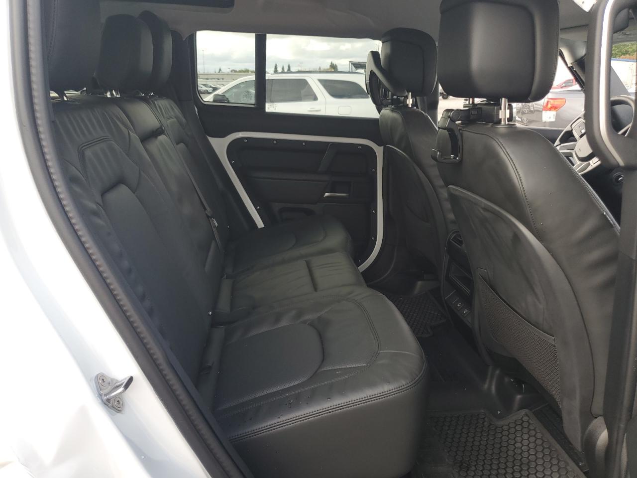 Land Rover Defender 110 S Image 12